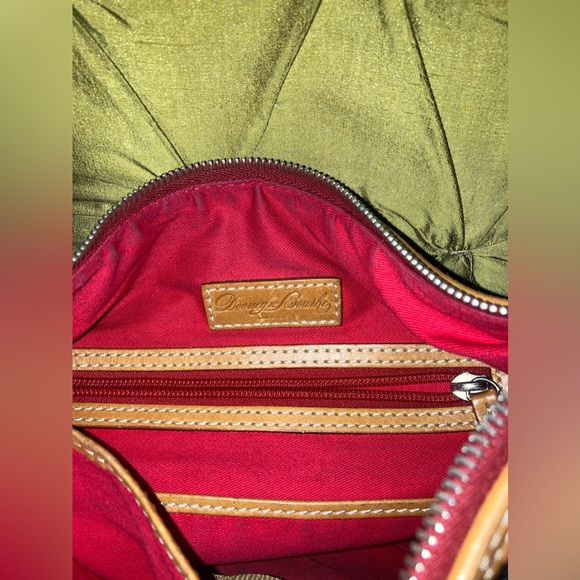 Dooney and bourke black and tan leather shoulder/hobo bag EUC 75$ Obo - Picture 3 of 5